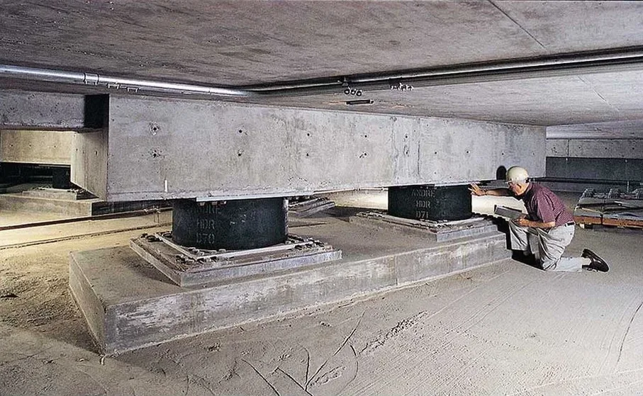 Diseño de Aislación Sísmica de Base en Chillán: Laboratorio de Mecánica de Suelos