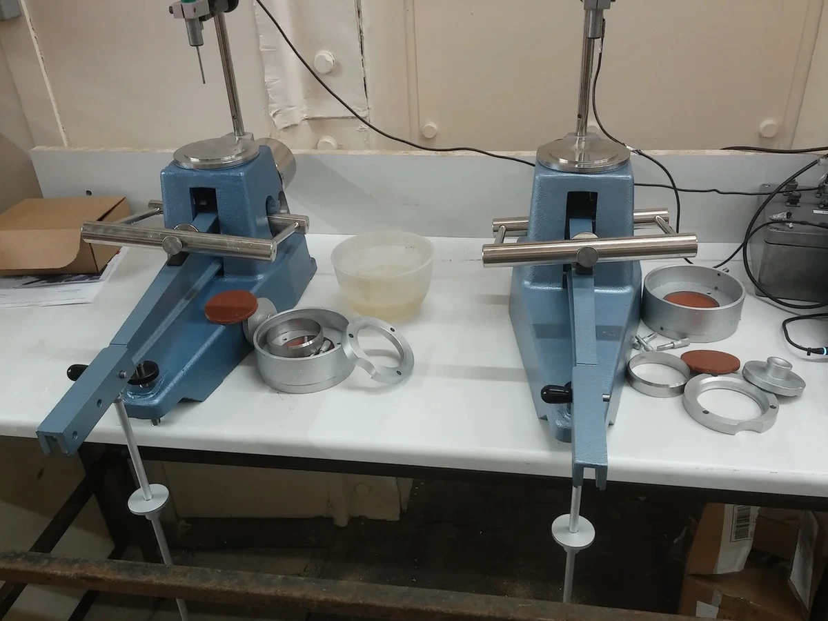 Límites de Atterberg en Suelos de Chillán: Caracterización y Control Geotécnico